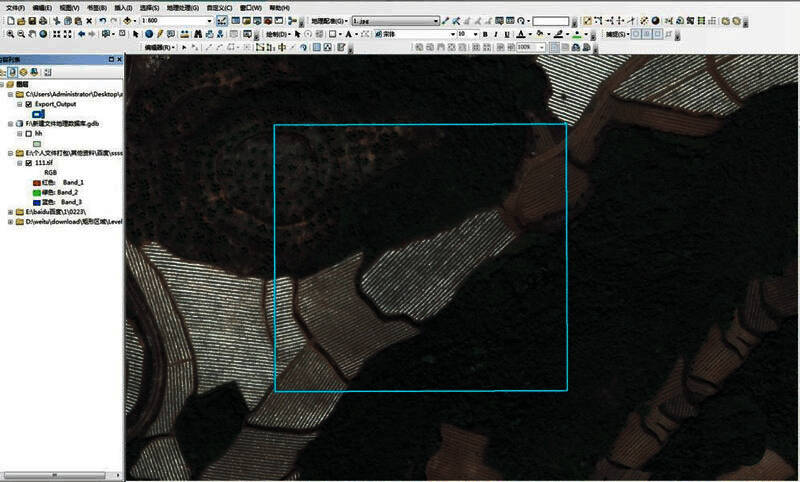 ArcMap主界面显示已加载的卫星影像和红色边框的矢量区域