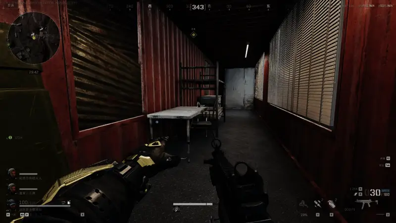 维修检查站顶部小型房屋外观，周围环境复杂