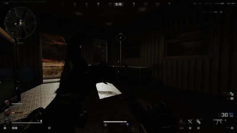 屋内视角展示，地面可见小金装备掉落位置