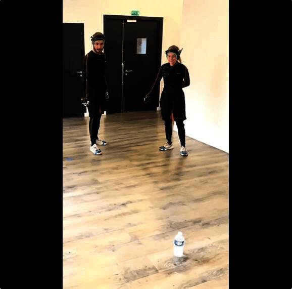 游戏截图展示弗朗索瓦与主角互动的温馨画面，背景为神秘探险场景