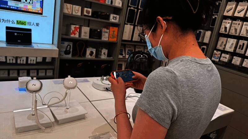 活动现场玩家正在专注体验蛋仔碰碰棋玩法