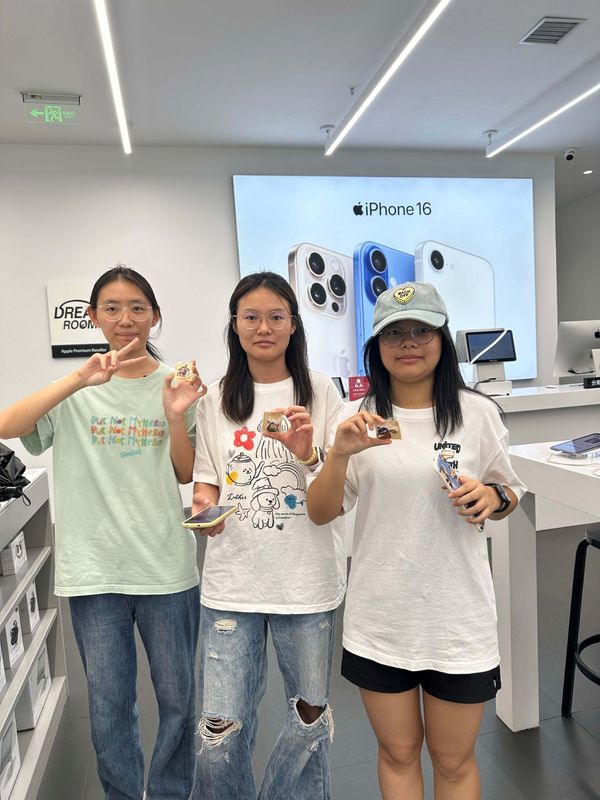 玩家手持周边合影留念，笑容灿烂