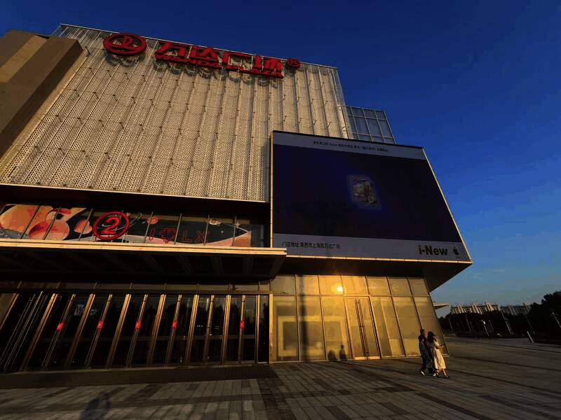 商场大屏幕播放蛋仔派对精彩片段，人群围观