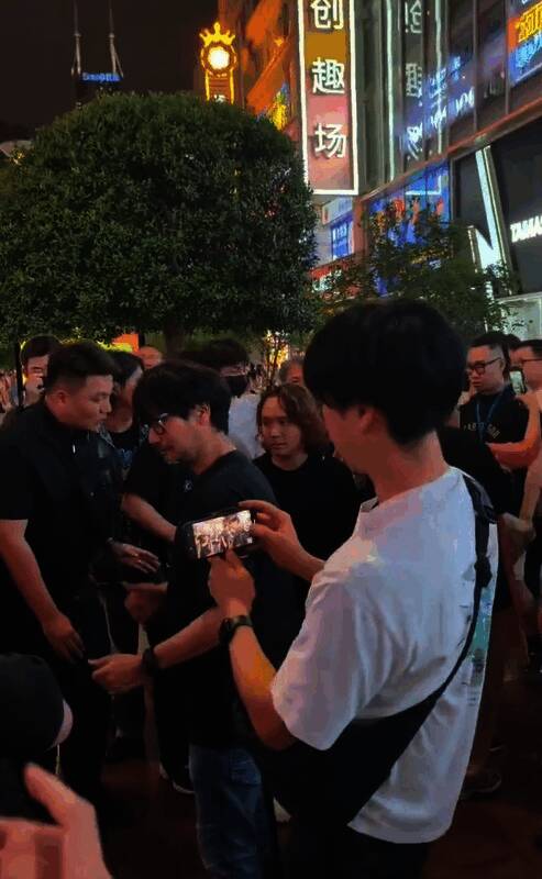 小岛秀夫在上海南京东路街头取景，周围人流密集但未引起骚动