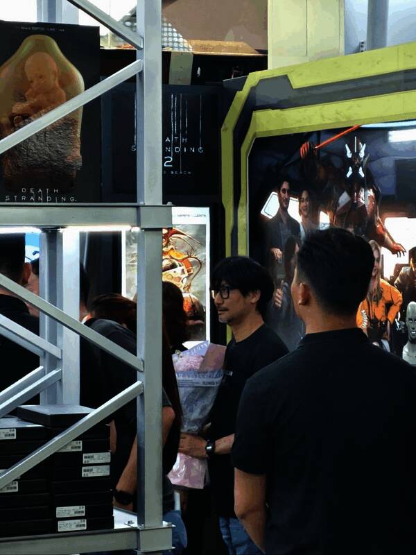 小岛秀夫在社交平台分享的外滩夜景照片，灯火璀璨，构图极具电影感