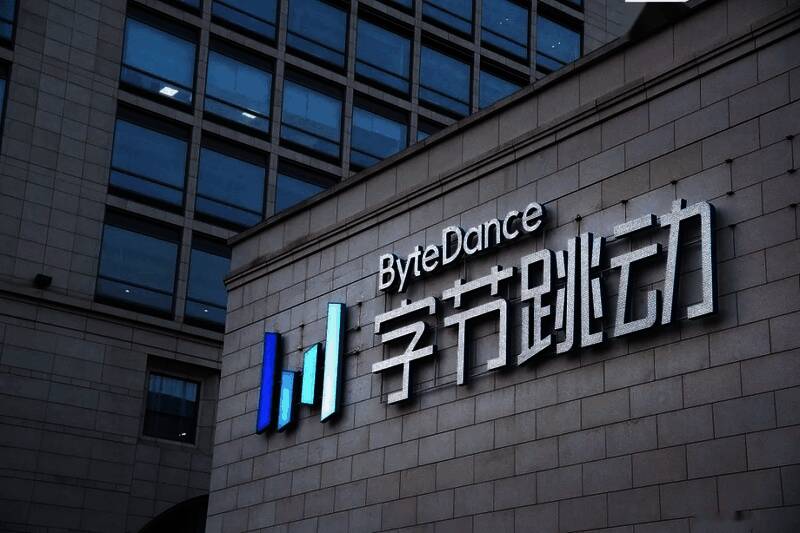 杭州心光流美公司总部外观，现代风格的办公楼与企业LOGO清晰可见