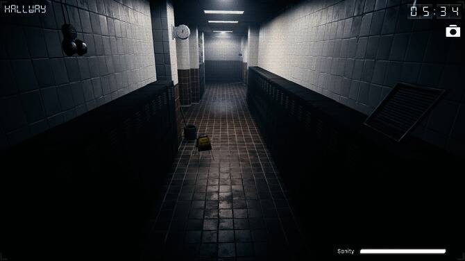 游戏中一名角色正通过多个监控屏幕观察周围环境，背景昏暗营造出强烈不安氛围