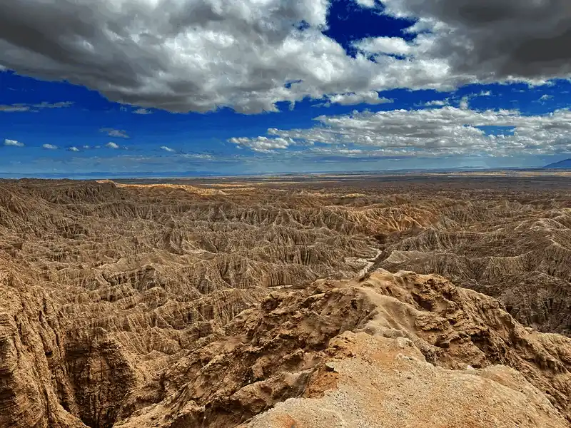 沙漠远景与《死亡搁浅2》游戏场景对比图，细节几乎难以区分