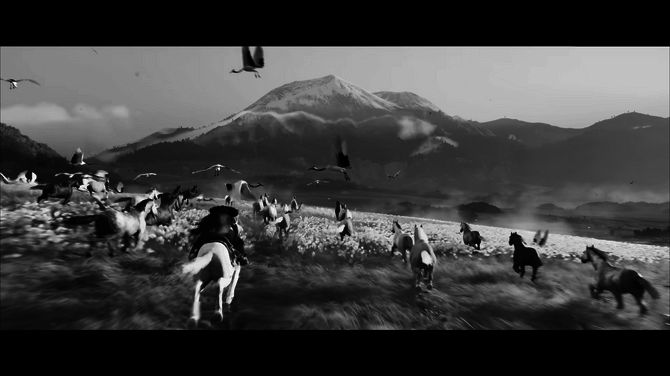 《羊蹄山之魂》实机演示画面，武士持刀在山林间疾行，整体呈现黑白电影风格