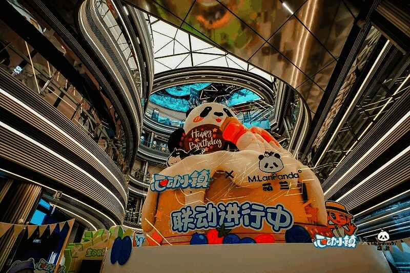 活动现场人潮涌动，玩家们排队领取纪念邮折