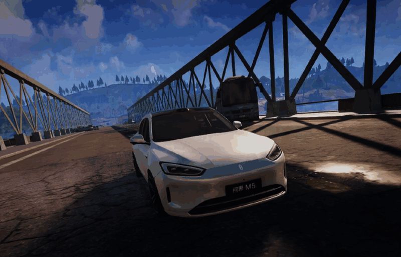 问界新M5 Ultra载具体验细节展示，突出其装甲质感和战术功能