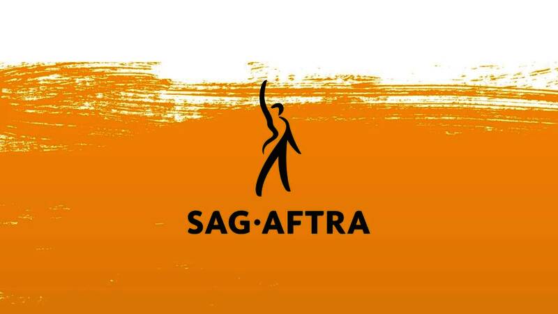 SAG-AFTRA工会代表签署协议现场照片，背景为工会标志及各大游戏公司LOGO