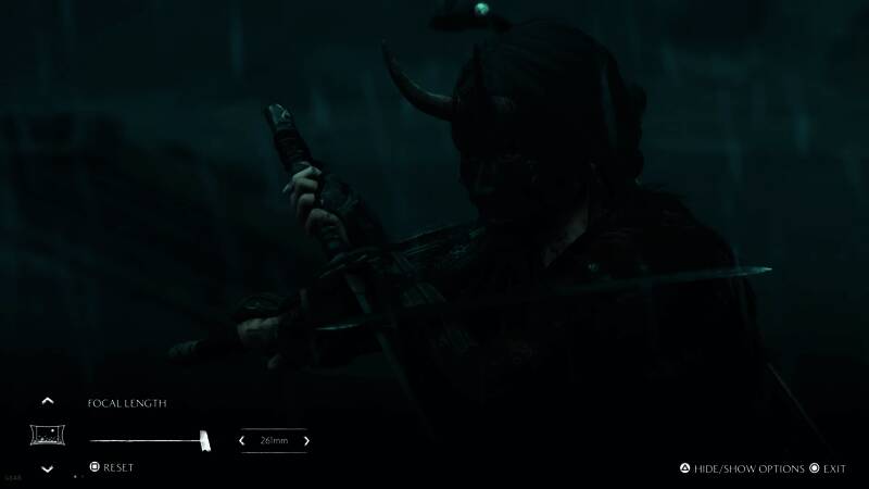 战斗场景镜头拉近，血浆飞溅，环境泥泞