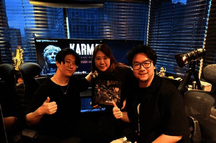 金亨泰与王勇赫合影，气氛轻松愉快