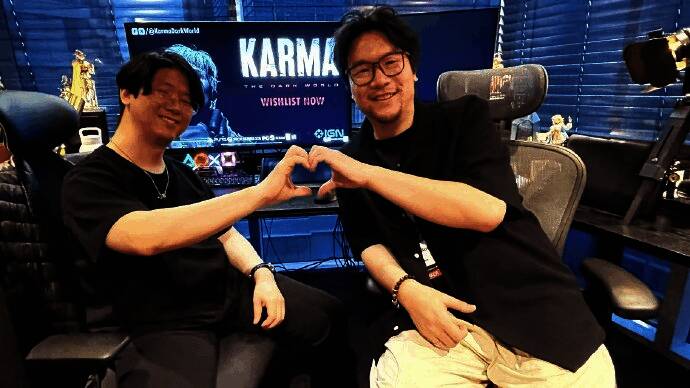 两位制作人在会议室中认真交谈的场景