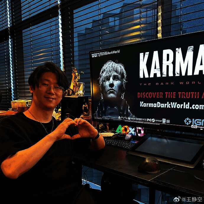 王勇赫与韩国友人合影留念，笑容灿烂