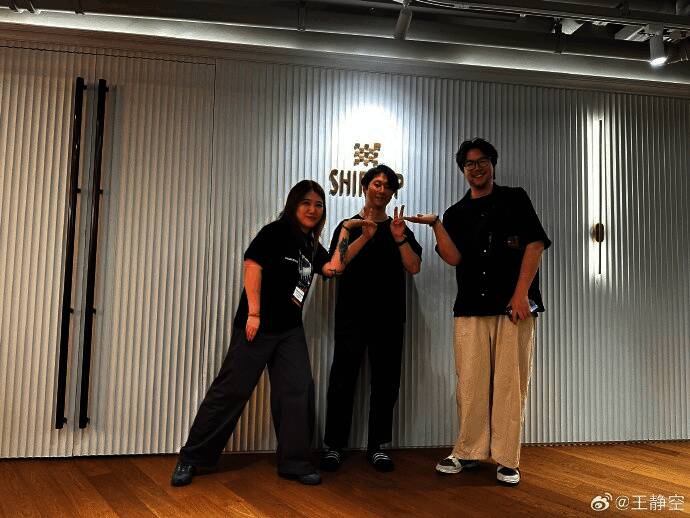 主角使用调查设备分析可疑物品的界面截图