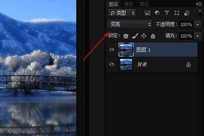 图层面板展示混合模式选项，已选择‘滤色’模式的图层效果对比