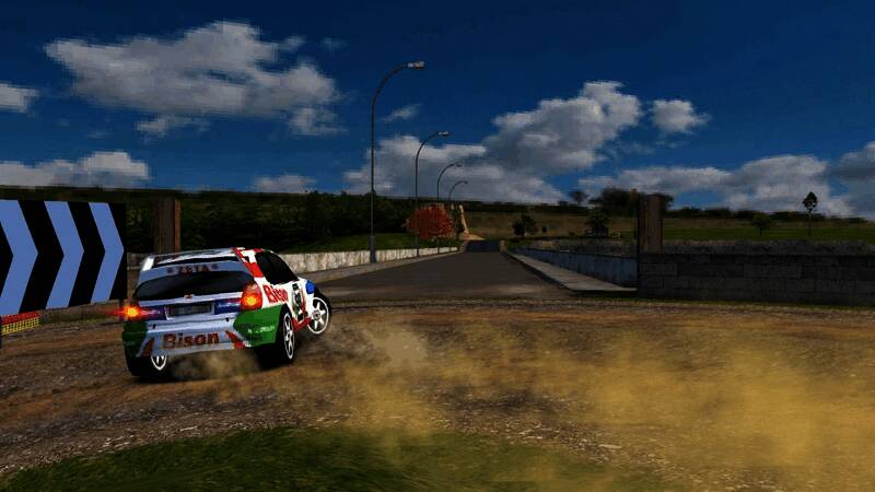 赛车行驶在阿尔卑斯山雪地弯道上，轮胎扬起雪花