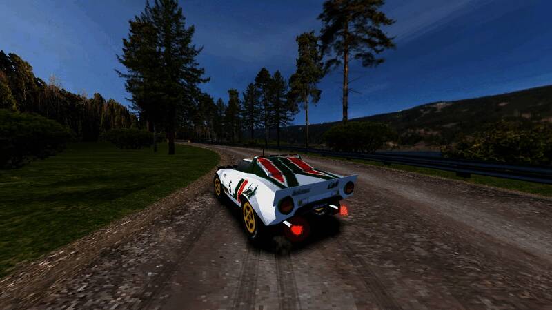 赛车漂移瞬间，车身倾斜明显，地面留下轮胎痕迹