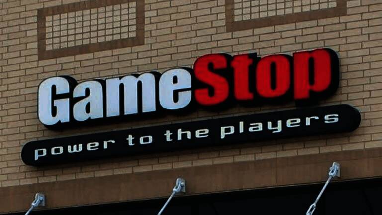 GameStop门店内一台受损的任天堂Switch2主机与订书机并列展示