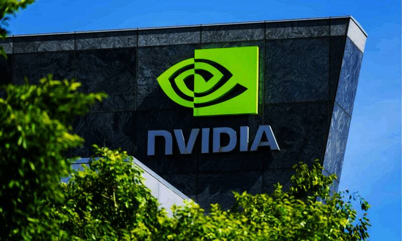 英伟达股价走势图与市值突破4万亿美元的新闻报道画面