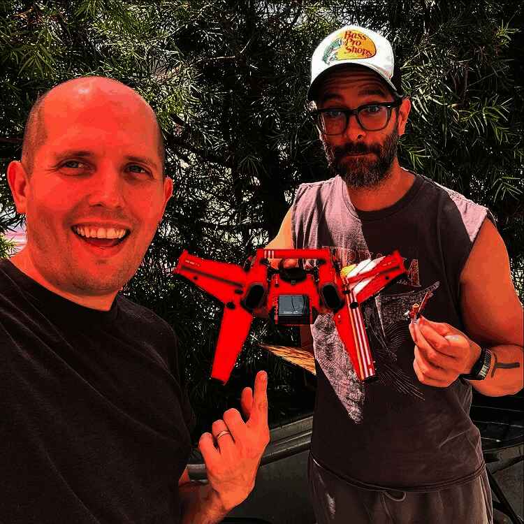 尼尔·德鲁克曼与粉丝合影，背景为乐高模型展示台