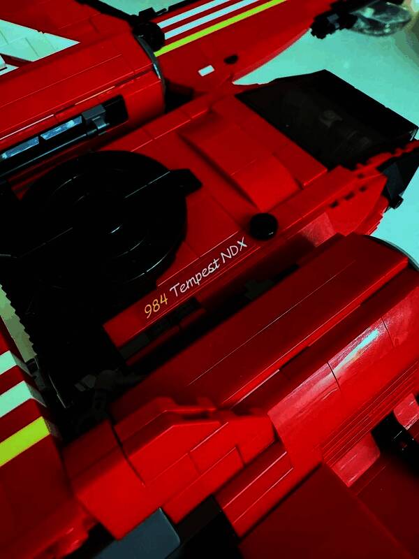 尼尔·德鲁克曼手持乐高模型，神情专注地进行测试与调试