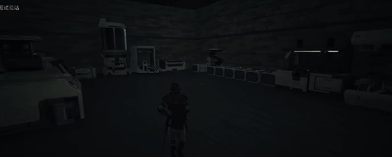 《沙丘：觉醒》游戏内战斗场景，玩家操控角色使用高科技武器对抗异星生物