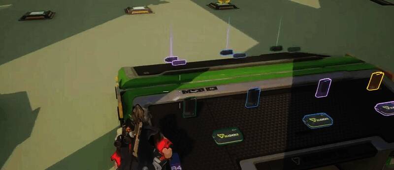 空投武器展示台，四件装备整齐排列，灯光聚焦突出细节