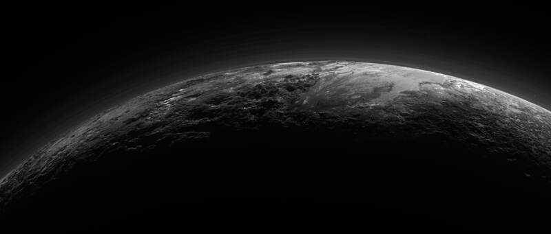 Pluto星球近景，地表环境适宜生存，拥有外星殖民点和丰富植被