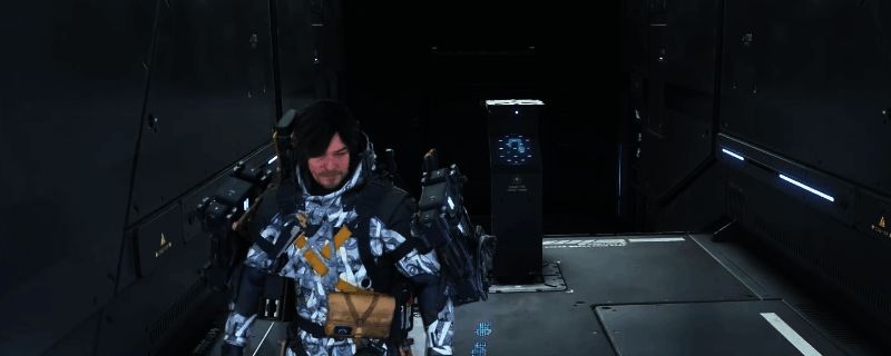 《死亡搁浅2》游戏画面展示奖杯界面，背景为荒凉沙漠与神秘生物轮廓