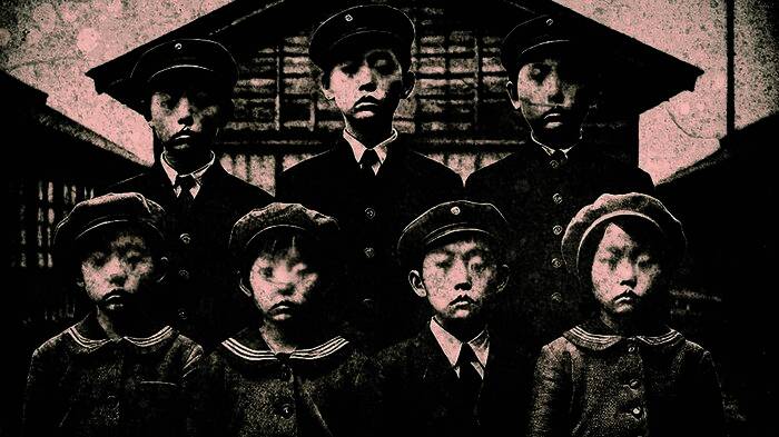 角色手持手电筒探索教室，墙面上浮现诡异符号