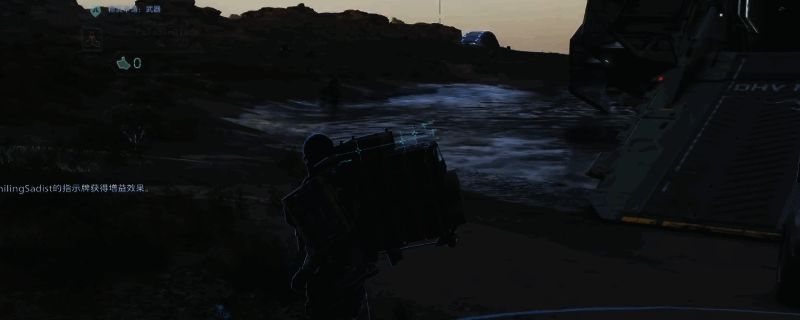 死亡搁浅2游戏画面，角色在荒野中与神秘生物对峙的场景