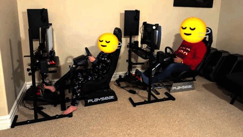 一位父亲在自家搭建的家庭街机厅一角，配备方向盘与赛车座椅