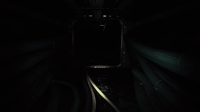 游戏战斗场景，角色使用C.A.T.装置对准黑暗中的不明物体，气氛紧张