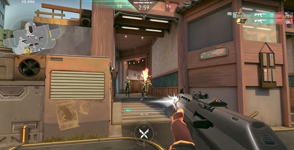 组队自定义模式中进行战术演练的画面