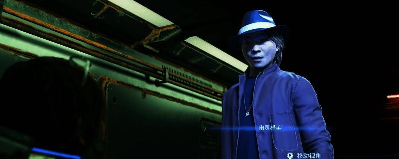 《死亡搁浅2》中一位NPC正在接收货物，背景是辽阔的荒野与高科技设备