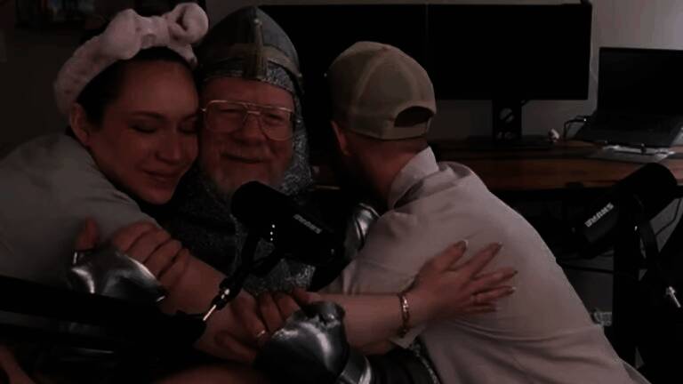 69岁父亲挑战《黑暗之魂》的游戏画面，角色在黑暗风格场景中与敌人激战