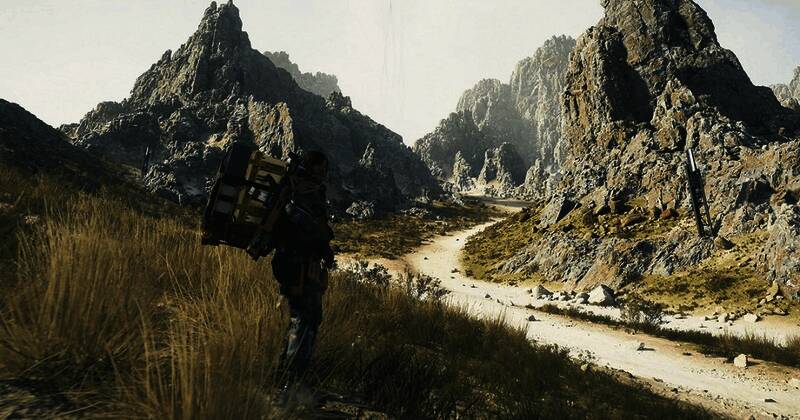 海关人员正在清点查获的游戏光盘，数量庞大