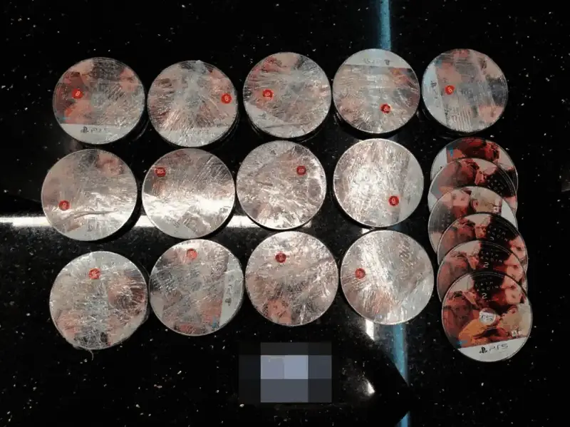 大量被塑料膜包裹的游戏光盘整齐排列在桌面上