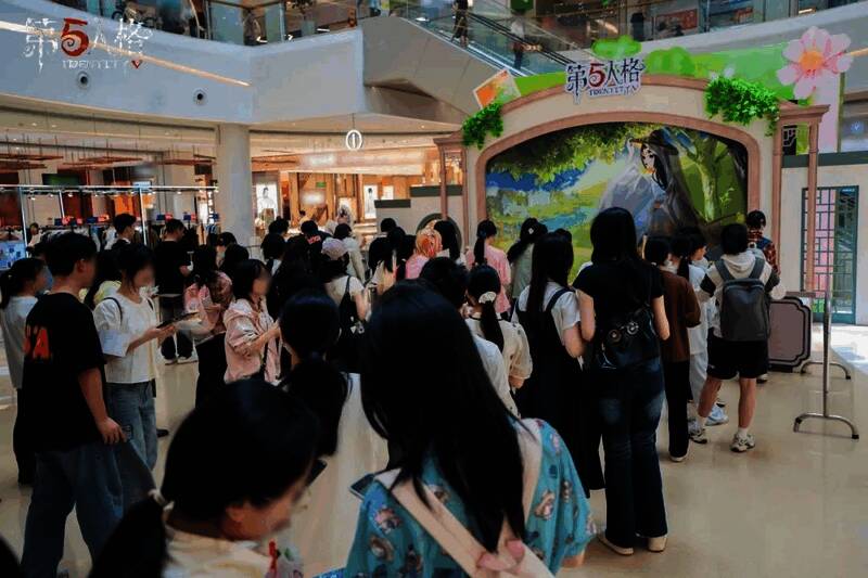 访客参与互动游戏，现场排队等待体验，气氛活跃