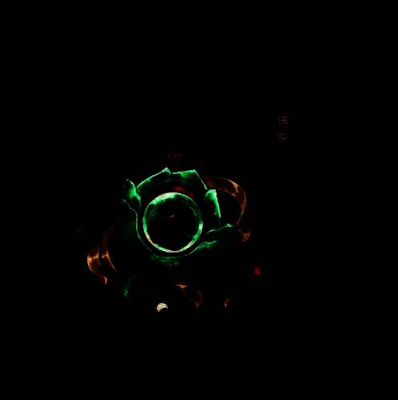 神器装备界面展示不同角色携带神器后的属性变化效果