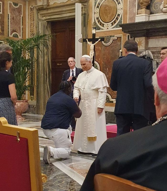 展示签名卡牌的男子手持镜头特写，卡牌上的字迹清晰可见