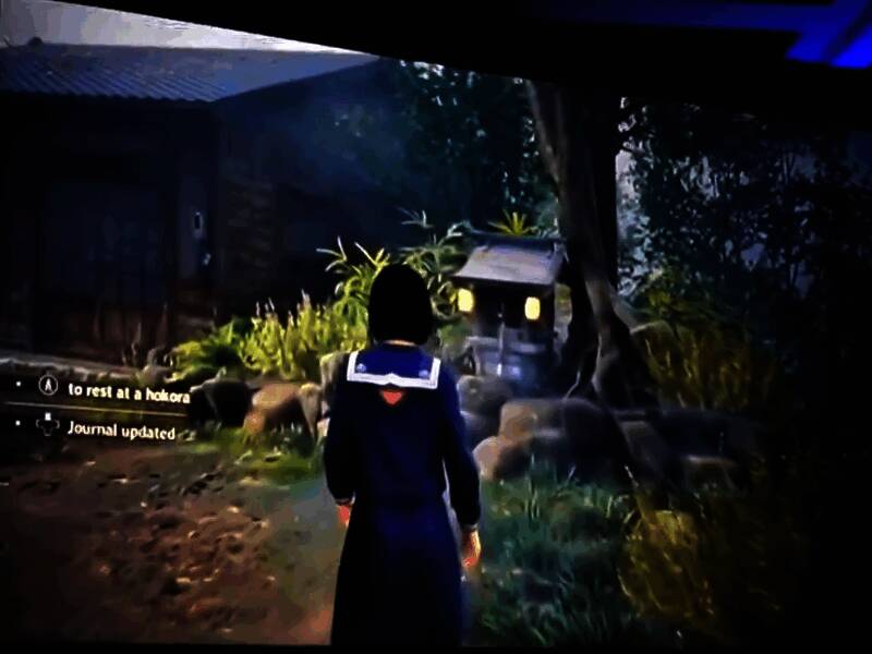 深水雏子手持钢管站在破败建筑前的紧张时刻