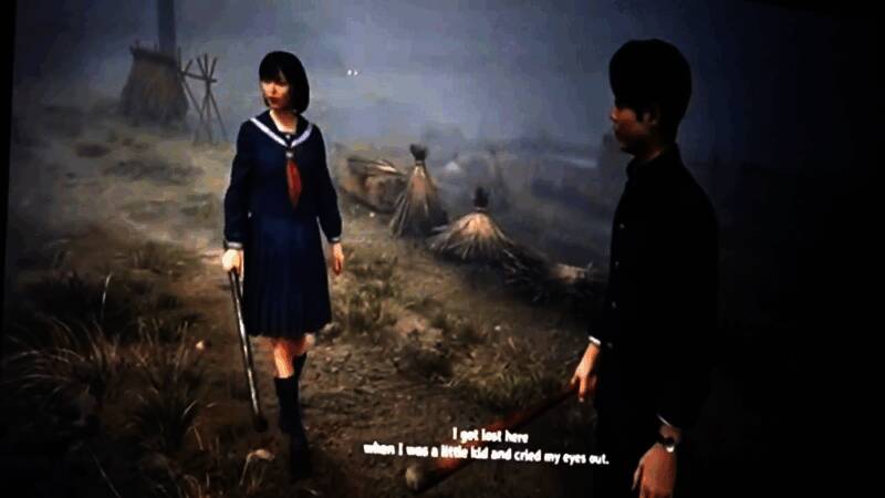 昏黄灯光下的废弃医院走廊，充满不安气息