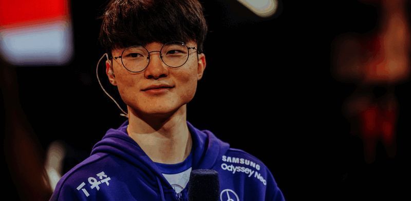 Faker接受采访画面，神情认真而专注