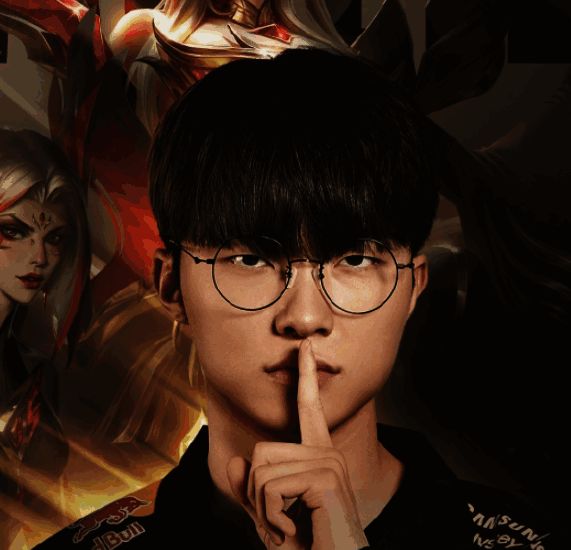 Faker在比赛中操作英雄，全神贯注于游戏画面