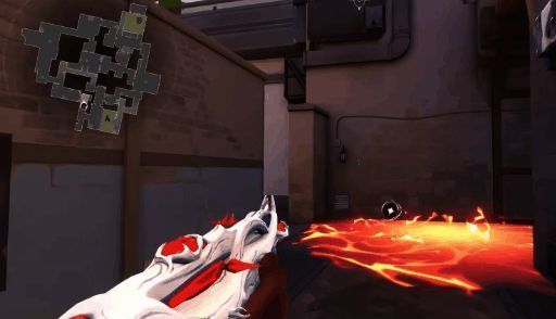 火男投掷闪光曲球瞬间画面，球体散发刺眼白光