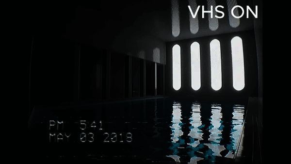 主角站在昏暗走廊中，墙壁斑驳，灯光闪烁，营造出压抑氛围